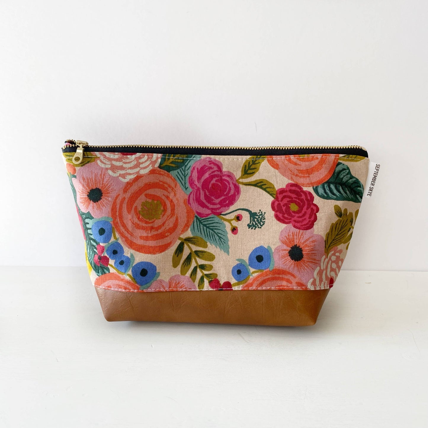 Makeup bag in rifle paper in Juliet cream