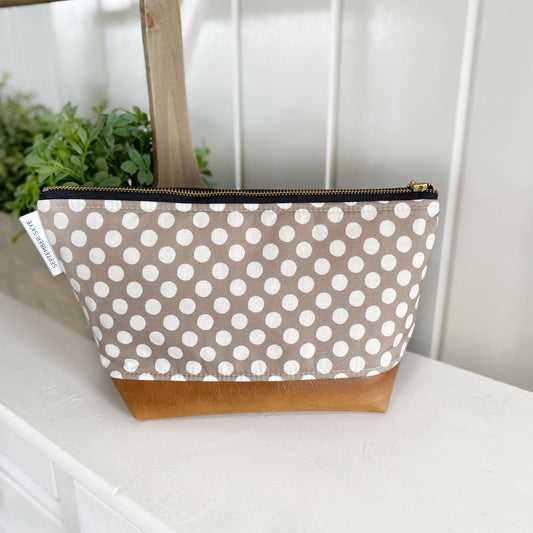 Makeup bag in linen polka dot